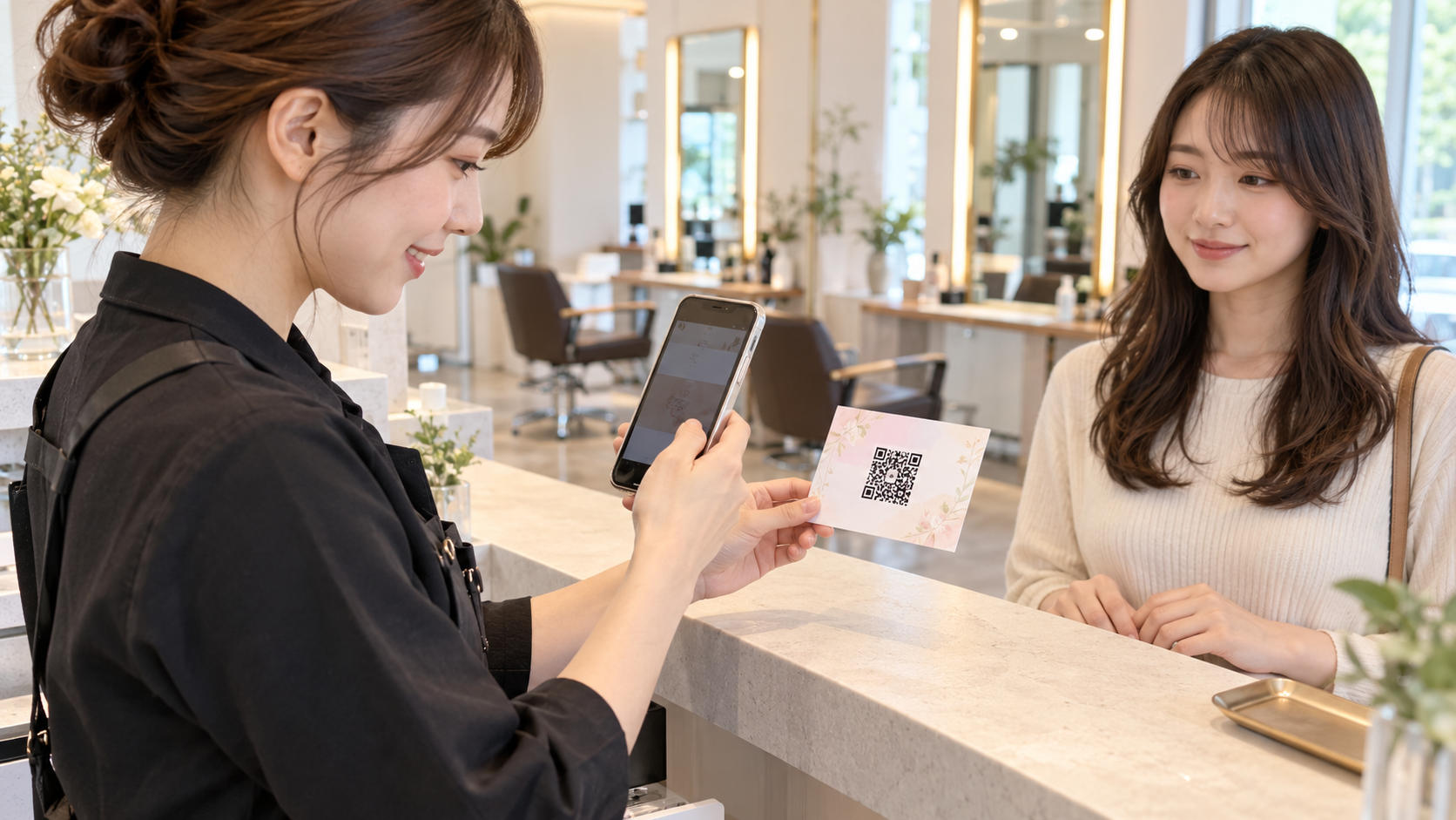 日本の明るいヘアメイクサロンの受付で、スタッフが顧客から受け取った紙のQRコード付きクーポンをスマートフォンで読み取っている。紙券は文字なしの上品なデザインとQRコード模様のみ。背景に鏡と施術用の椅子。実在企業ロゴ、店名、顧客名、金額、読める文字なし、横長16対9の自然な写真品質。